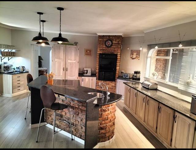 4 BEDROOM HOUSE FOR SALE IN SECUNDA CENTRAL